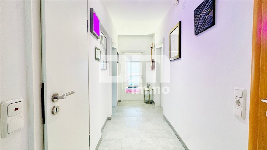 Umfangreich saniertes Ein- bis Zweifamilienhaus in idyllischer Ortsrandlage - OG / DG Flur / Diele